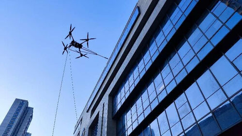 에 관한 최신 회사 뉴스 드론으로 건물을 청소하는 첫 해: MYUAV FC30X 청소 드론