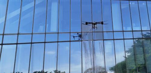 에 관한 최신 회사 뉴스 MYUAV UAV 실용적 응용: 첸젠 한징 건물 커튼 벽의 효율적인 청소