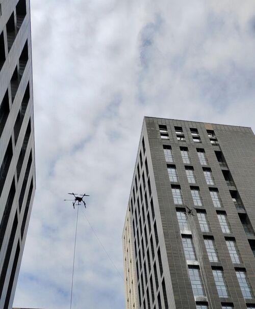 에 관한 최신 회사 뉴스 MYUAV 듀얼 드론 운용: 하이-로우 콤보, 공중 청소의 새로운 기준 제시