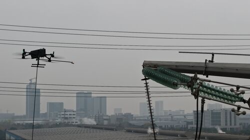 에 관한 최신 회사 뉴스 고전압 애자 활선 세척 획기적인 돌파! MYUAV 드론, 실용화 성공
