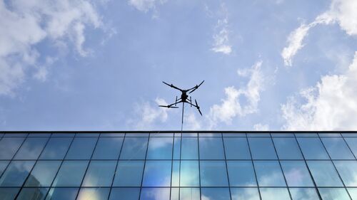 에 관한 최신 회사 뉴스 기술력 강화, 안전 분야의 새로운 지평을 열다: MYUAV 데이터, DJI M400의 고고도 청소 작업 지원