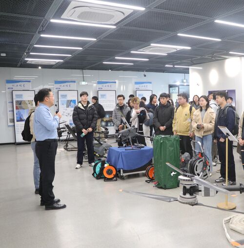 에 관한 최신 회사 뉴스 HKU 교수진 및 학생, MYUAV 방문하여 테더 드론의 최첨단 응용 분야 탐구
