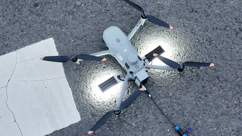 에 관한 최신 회사 뉴스 Arrive Light, Illuminate Instantly | Field Application of the DJI M4 Tethered Lighting System